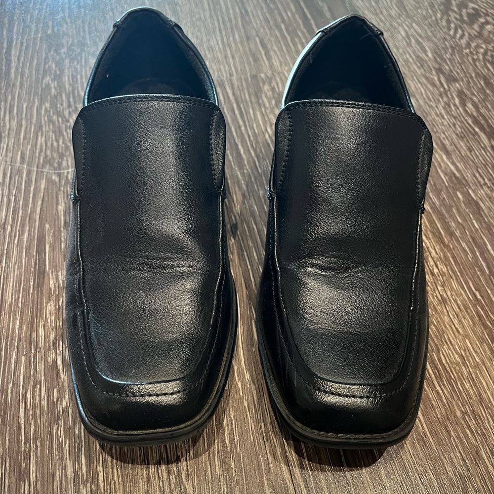 Boys Nordstrom Black Leather Dress Shoes - Size 2.